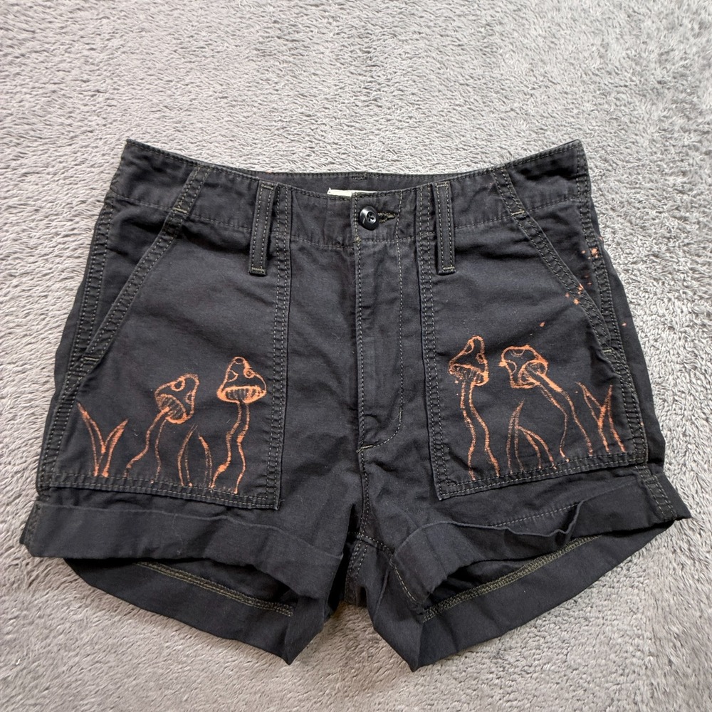 Levis Premium Ribcage Shorts Cuffed Bleached Mushroom Art Twill Black 27
